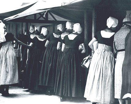 Women in traditional Dutch dress at a market, Holland, c1920s image from http://www.ssplprints.com/lowres/43/main/14/93577.jpg