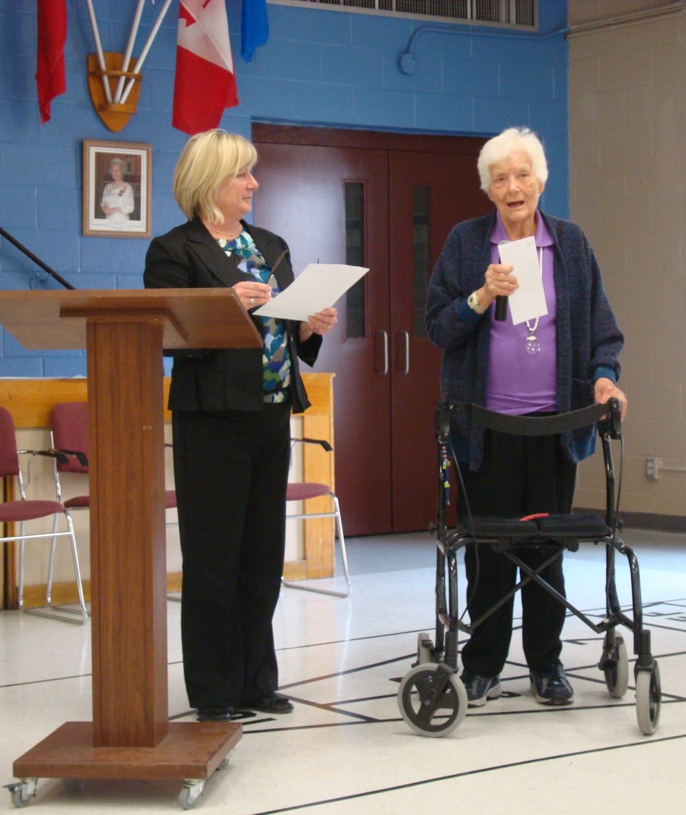 Wendy Murdock presents Lifetime Membership Award to Eileen Nagels