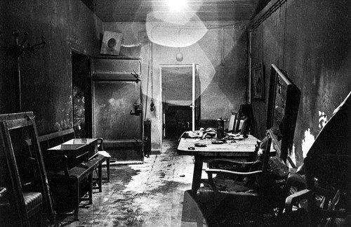 Hitler's bunker before he died image from http://lifehacklane.com/rare-photos-you-ve-likely-never-seen-before