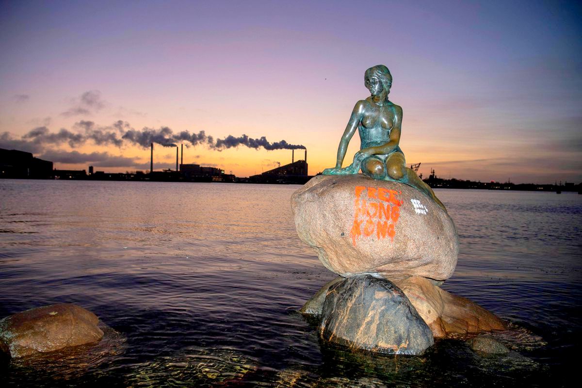 https://www.nydailynews.com/news/national/ny-free-hong-kong-graffiti-little-mermaid-statue-copenhagen-20200113-7zxryhtg4fd7xi6wib6qc7hs6i-story.html