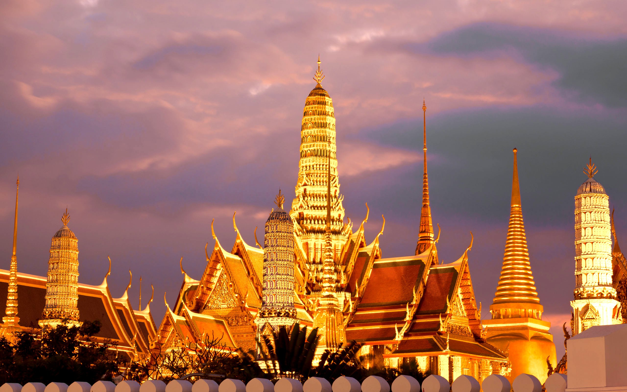 Temples in Bangkok Google image from https://thailandculturetravel.com/wp-content/uploads/2015/11/Amazing-Bagnkok.jpg