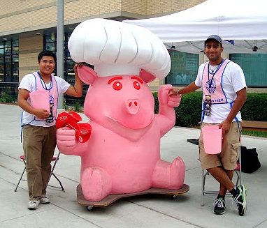 Amacon Mississauga Rotary Ribfest 2012 Feed the Pig at Entrance Gate photo by I Lee 19Jul12