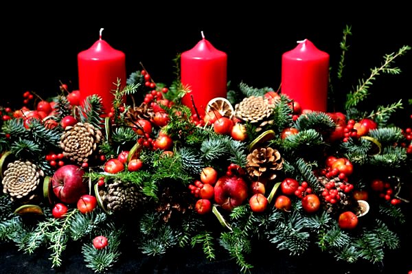 Christmas Table Decorations Google image from http://www.corinnejullianflowers.com/wp-content/uploads/2014/10/christmas-table-decorations1-1.jpg